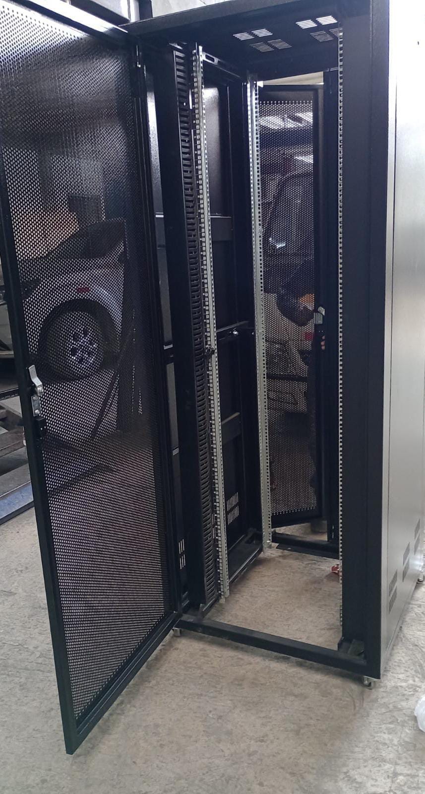 Gabinete de Piso 42-RU 2,054 x 800 x 1200mm (Puertas microperforada,incluye kit de llaves, 4 rieles parte interior y 4 ruedas)  no incluye kit de ventilador